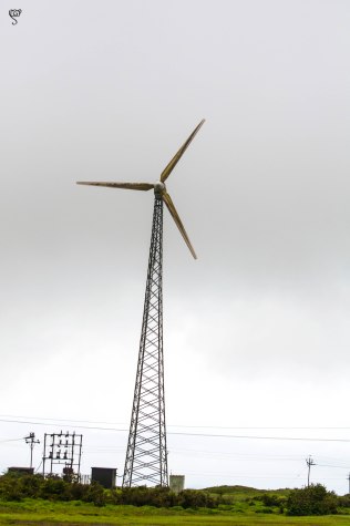 Flat base wind turbine